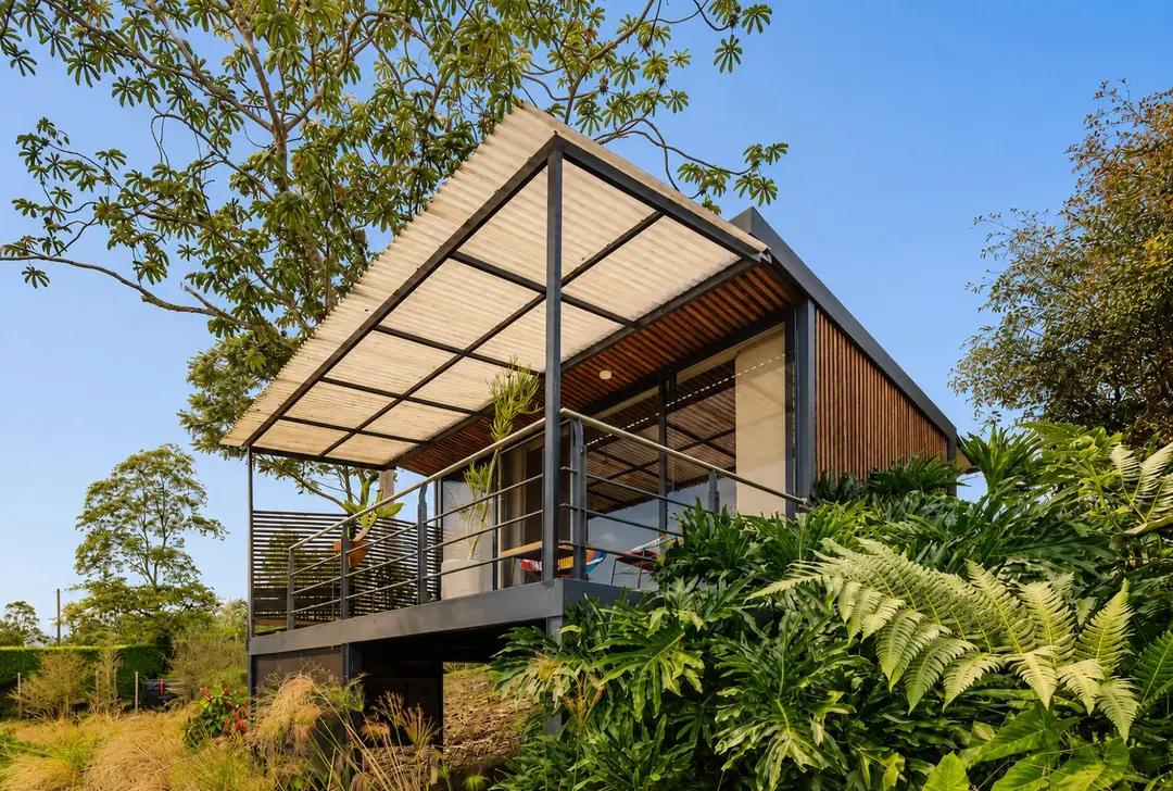 Cabaña Heliconias, de diseño contemporáneo, con terraza elevada entre helechos y árboles