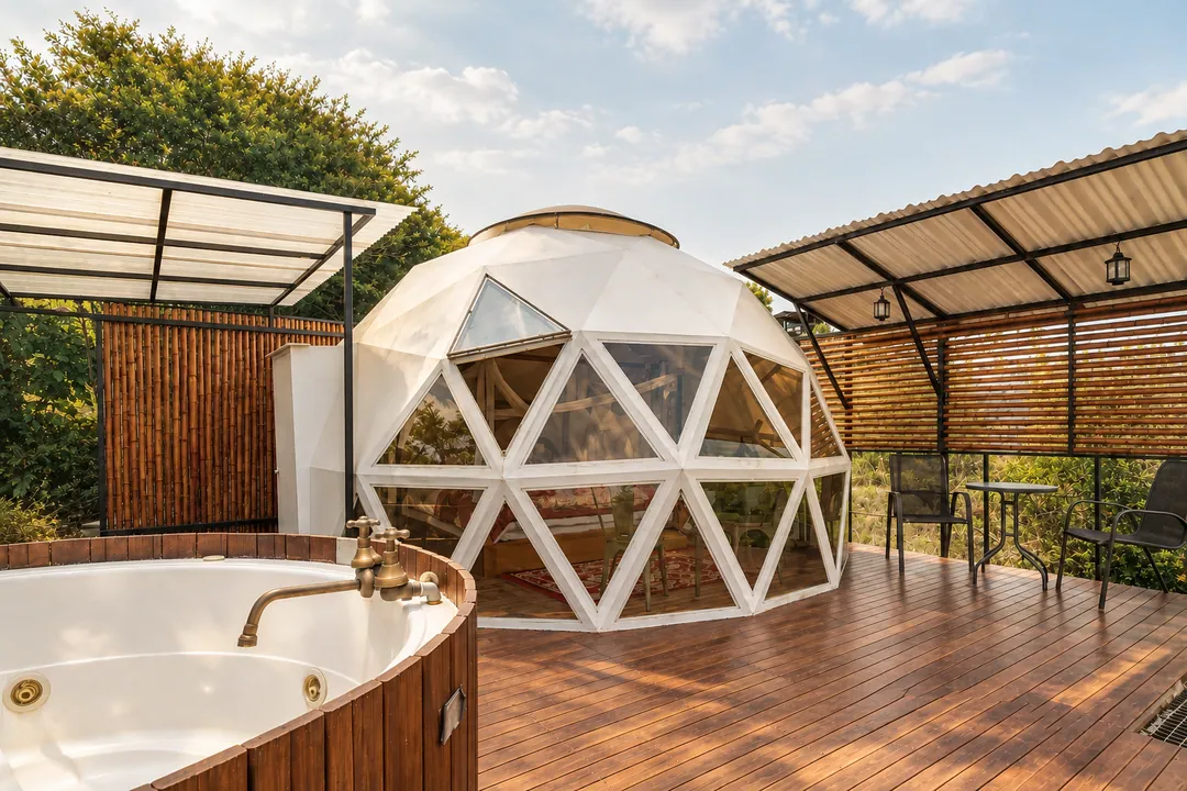 Domo Papiros con tina de madera en la terraza, techo de guadua y jardín alrededor