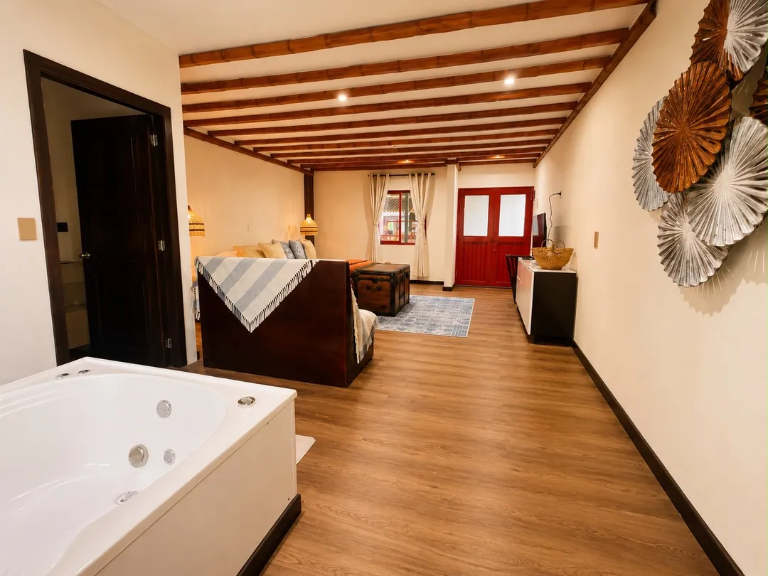 Jacuzzi junto a la habitación de la Suite Barranquero, bajo vigas de madera