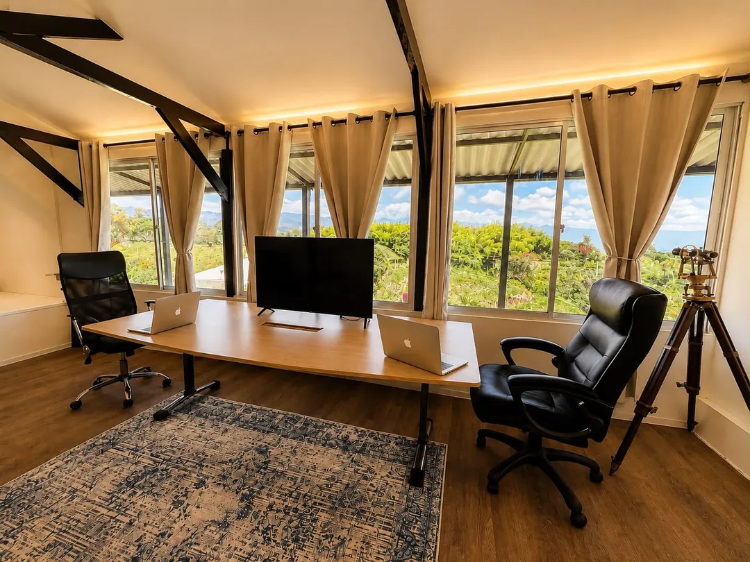Escritorio ejecutivo frente a ventanales con vista a las montañas en la Suite Cóndor
