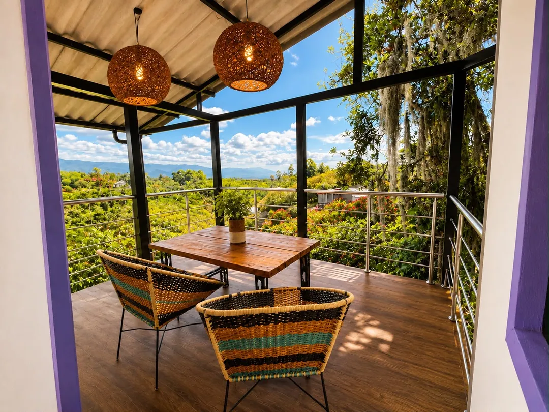 Terraza privada de la Suite Cóndor con mesa, sillas tejidas y lámparas colgantes