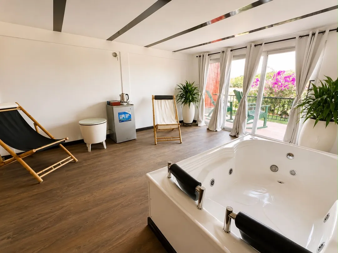 Jacuzzi con hidromasaje y sillas de descanso en la Suite Quimbaya